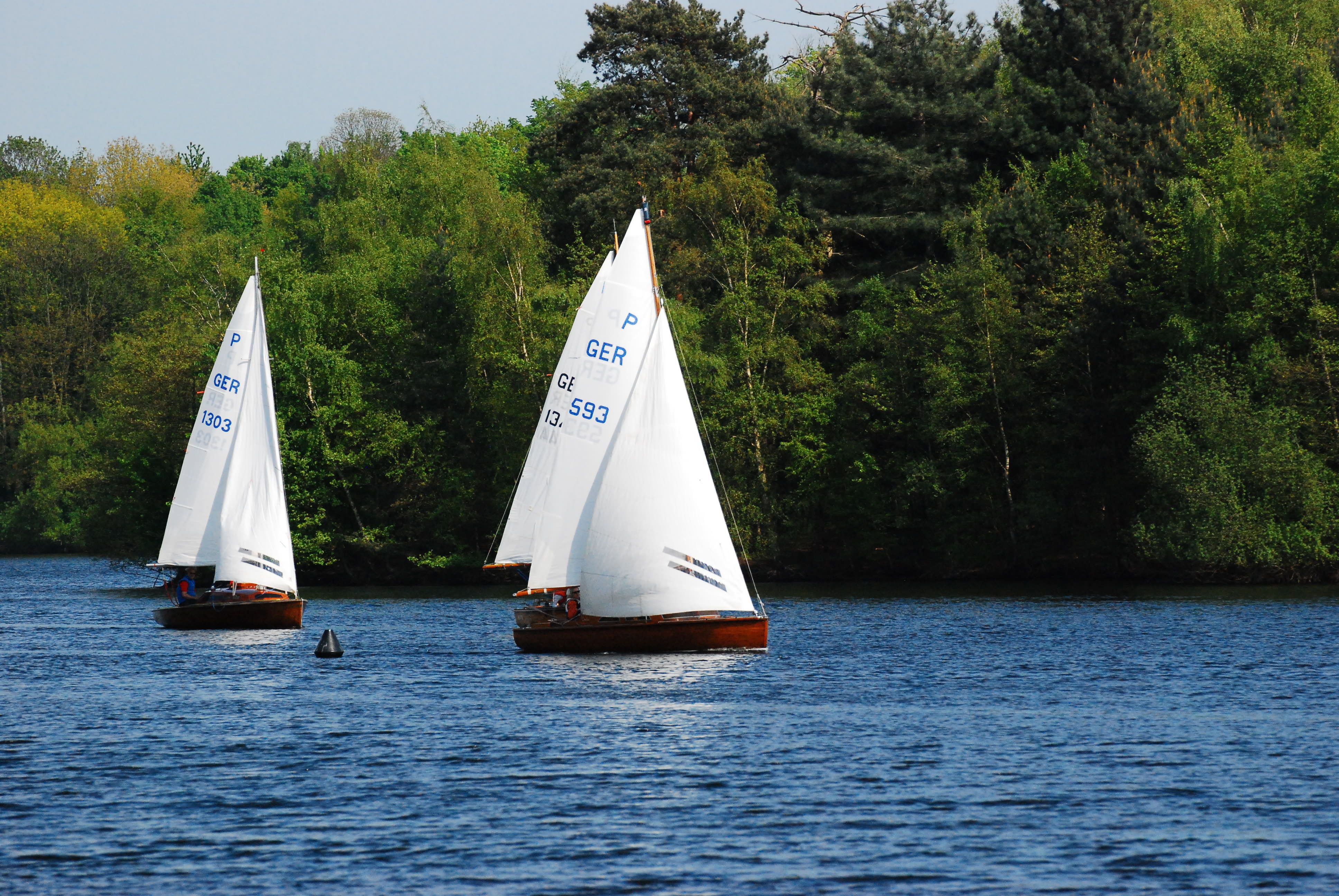 Source: https://cc0.photo/2021/09/22/two-sailboats-on-the-duisburg-six-lake-plateau/